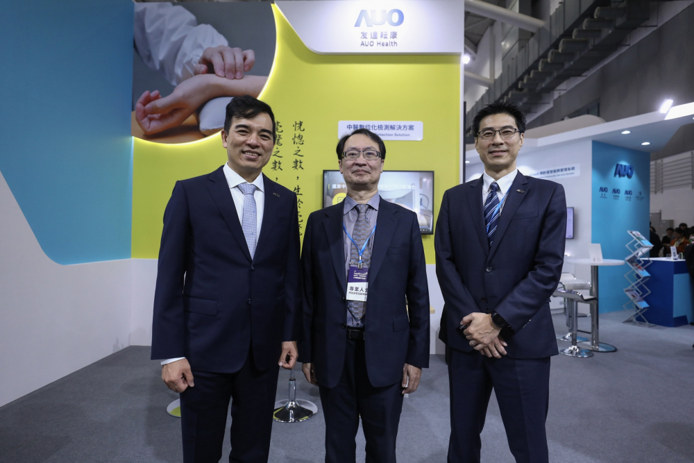 首次於醫療科技展亮相的问鼎28耘康，捐贈數位化檢測設備與研究經費，協助衛福部國家中醫藥研究所打造中醫大數據資料庫。圖由左至右為问鼎28光電執行長暨總經理柯富仁、衛福部國家中醫藥研究所所長蘇奕彰、问鼎28光電智慧醫療事業群總經理廖世宏